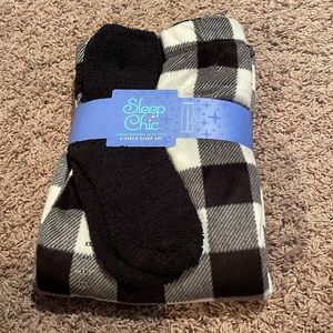 NWT SLEEP CHIC 2 PIECE BLACK AND WHITE PLAID FUZZY PJ PANTS PLUS SOCKS SZ XXL